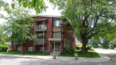 INFORMATION : 514-588-6188 (English will follow) Appartement 3 1/2 rénové, frais peint, situé au dem...
