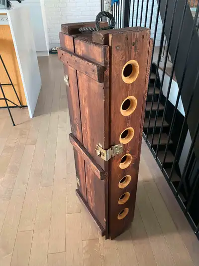 Cellier « Boîtes de la paix » Pièce artistique et fonctionnelle conçue à Montréal par les artistes A...