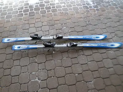 paire de ski bleu ☎ 514-388-2169 argent comptant seulement. Merci