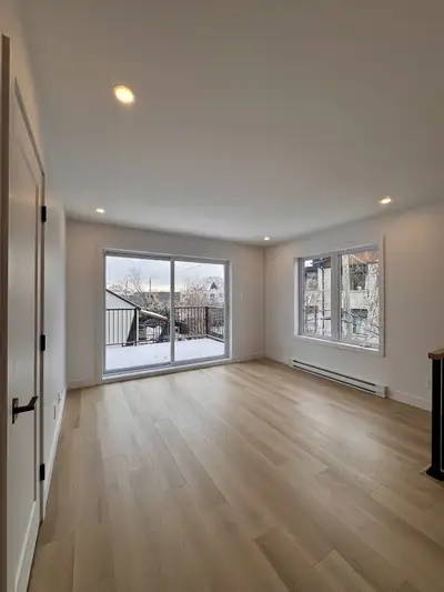 ✨ Soyez les premiers occupants ! Appartements neufs dans un triplex moderne à Longueuil. Tranquillit...