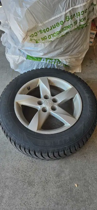 Set of 4 winter tiers 225/65 R17 on rims. In very good shape. Was installed on Toyota RAV4.