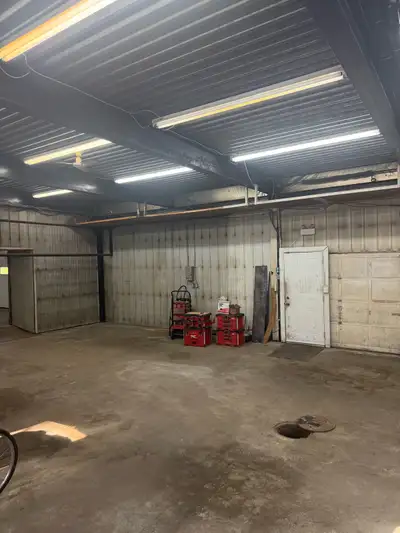 Entrepôt à louer idéal, pour entreposage ou petite entreprise,