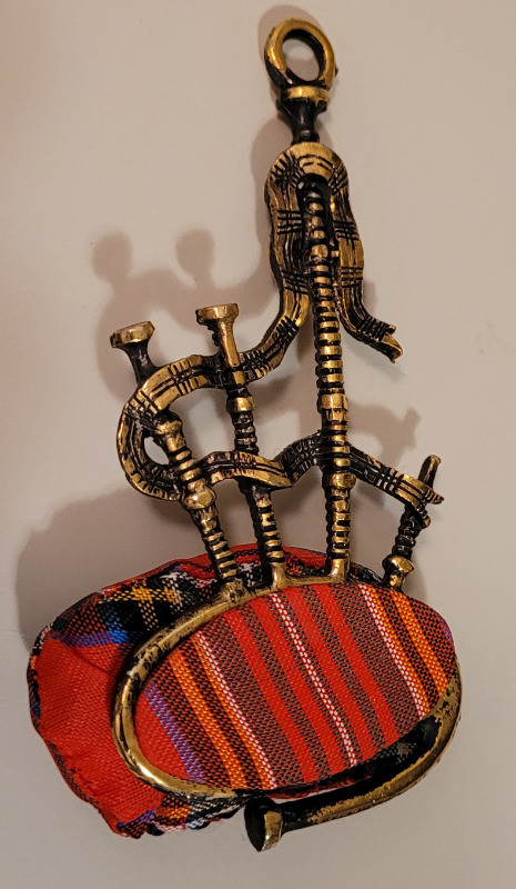 Vintage Rare Scottish Brass Bagpipe Ornament with Red Tartan in Arts & Collectibles in Oshawa / Durham Region - Image 4