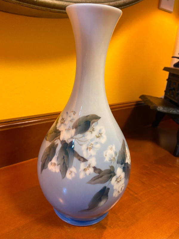 Vintage Royal Copenhagen Vase 863-51 Apple Blossom Bud Vase in Arts & Collectibles in Oshawa / Durham Region