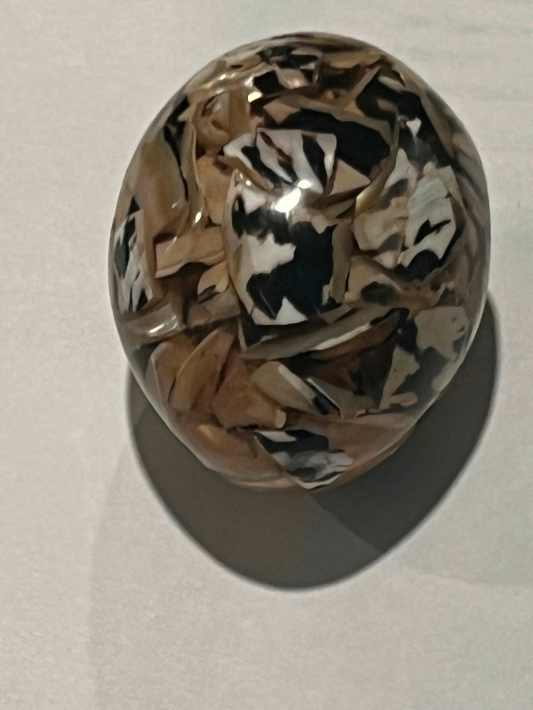 Vintage Art Glass Speckled Egg Paperweight Dark and Light Brown dans Art et objets de collection  à Longueuil/Rive Sud - Image 4