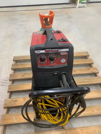 This pre-owned ( only used for 45 minutes ) Lincoln Electric MIG-PAK 180 is a reliable and powerful...