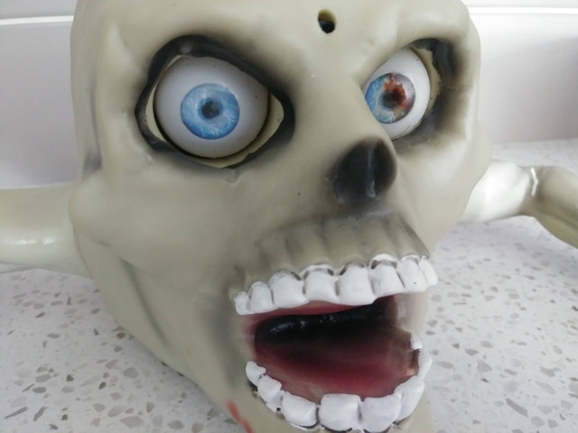 HALLOWEEN VINTAGE GEMMY ANIMATED CRAWLING SKULL PROP in Arts & Collectibles in Belleville