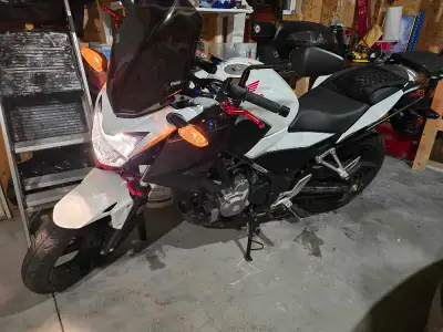 Selling Honda cbr300 2015 only 1800 kilometres on it almost new condition active status never drop o...