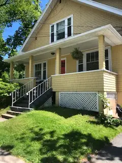 South end 3 bedroom main floor flat near Dal and downtown