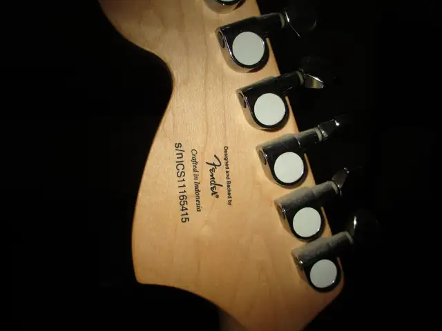 2011 Squier Standard Stratocaster in Guitars in Hamilton - Image 5