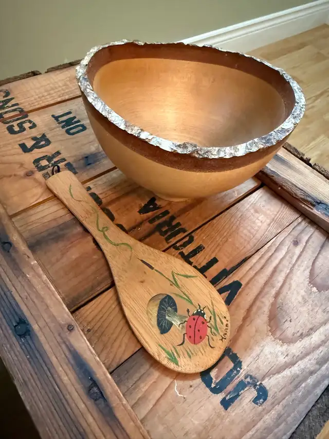 VTG Handmade Wood BOWL RAW LIVE edge w/hand painted SPOON in Arts & Collectibles in Ottawa - Image 9