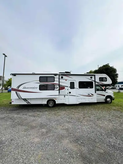 Magnifique Classe C pour des vacances de rêve ! Peut coucher 10 personnes ! Autonome 4 jours ! 2 sid...