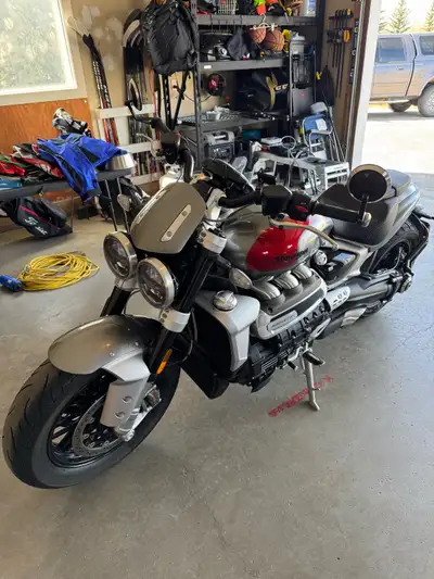 Like New!! Barely broken in with 3,600 km. Original owner. Purchased new at Barnes Powersports. Beau...