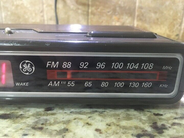 Vintage Classic Retro 70s 80s GE RADIO ALARM Clock Digita in Arts & Collectibles in Mississauga / Peel Region - Image 3