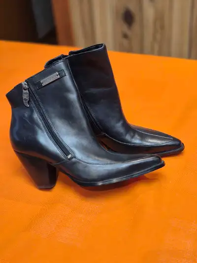 Genuine leather upper - zippers on both sides. Size 8 narrow fit. Never warn. Perfect condition. $65...