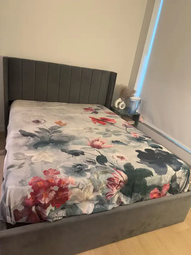 Queen bed  in Beds & Mattresses in Richmond - Image 5