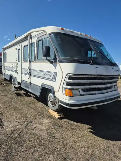 80s Alumalite RV, built on a GM chassis so 454 carburetor engine, on board gasoline powered omen gen...