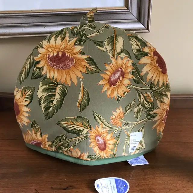 $20 ea 2 April Cornell Teapot Cozies New Sunflower & Xmas Holly in Home Décor & Accents in Ottawa - Image 6
