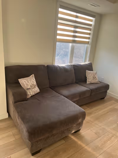 Sectional Couche in a very good conditon for sale with 4 cushions Pet and smoke free Pick up in Camb...