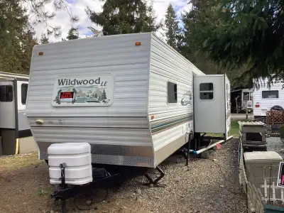 Clean and ready to go! Perfect for the family vacations or as a comfortable live-in. Front bed with...