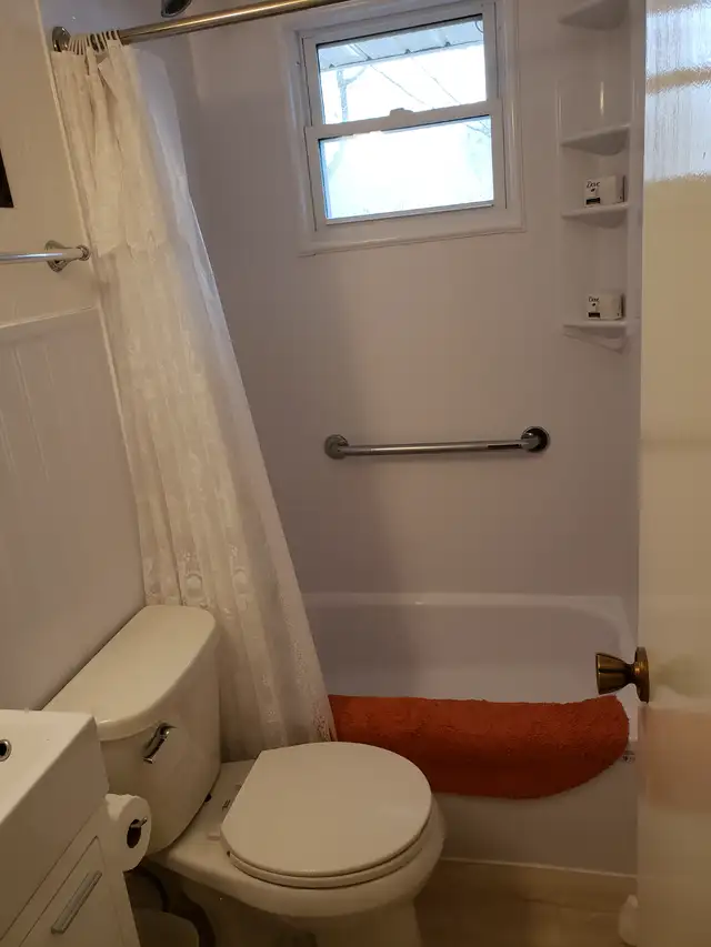 Three Bedroom Cottage, 45 minutes north of Kingston in Ontario in Canada - Image 7