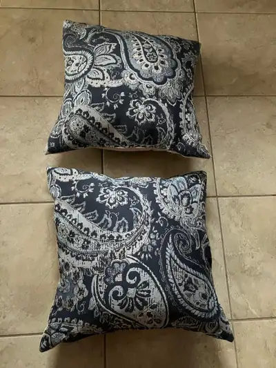 Granby:  Coussins  et couvre coussin a vendre a 5$, View more