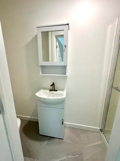 Magnifique 2 1/2, style loft, entièrement rénové en 2026 au 37, 1ère Avenue à Windsor ! * Cuisine mo...