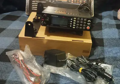 À vendre : Scanner radio mobile et de bureau Uniden Bearcat BCT8. -Canaux : 250 canaux programmables...