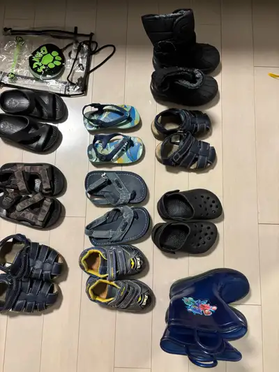 Différents souliers d’enfants âgés entre 2 et 5 ans, View more