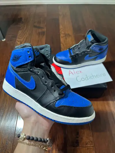 Selling lightly worn pair of AJ1 Royals from the 2017 release. Fits a 6 youth/Mens or 7.5 women’s. C...