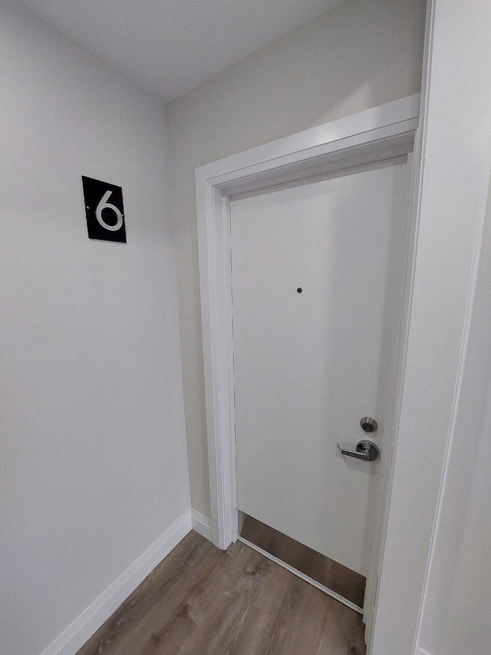 Beautiful 1 bedroom apt steps to keelesdale subway station 3