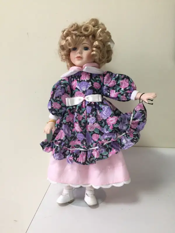 poupée porcelaine 17 pc haut in Arts & Collectibles in Drummondville - Image 2