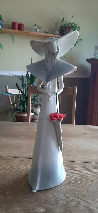 Vintage Femme avec chapeau souple, statuette en porcelaine, View more