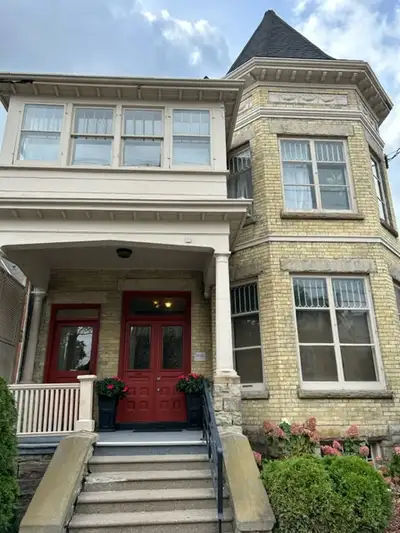 ALL INCLUSIVE 1 BDRM VICTORIAN BUILDING WATERLOO/QUEENS
