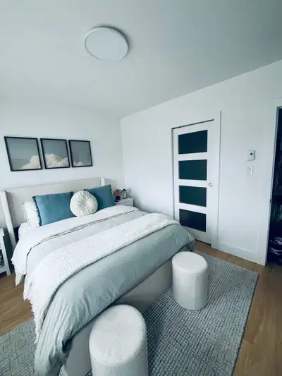 3 et demie entièrement rénovées, à proximité du parc Tillemont. Salle de bain avec plancher chauffan...