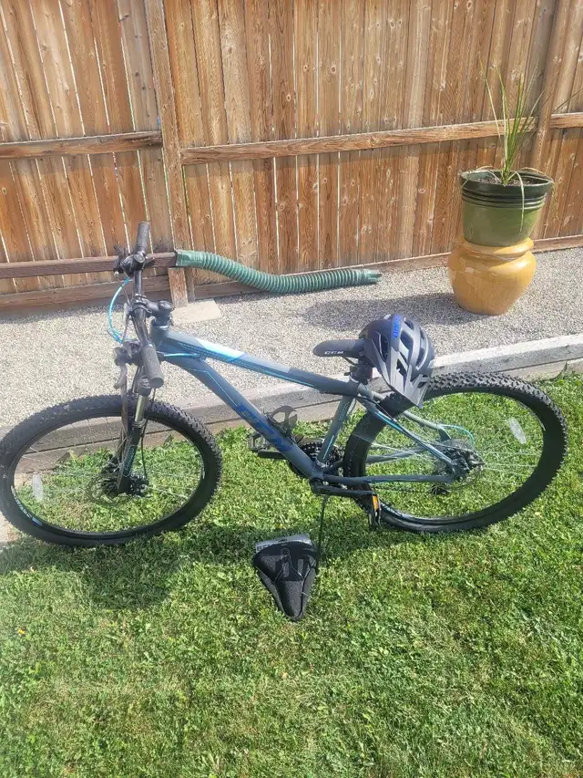 LADIES 21 SPEED BIKE in Road in Calgary - Image 2