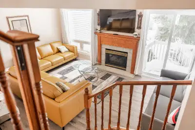 Quiet and spacious 4-bedroom home ideal for Winterlude exhibitors and businesses participating in th...