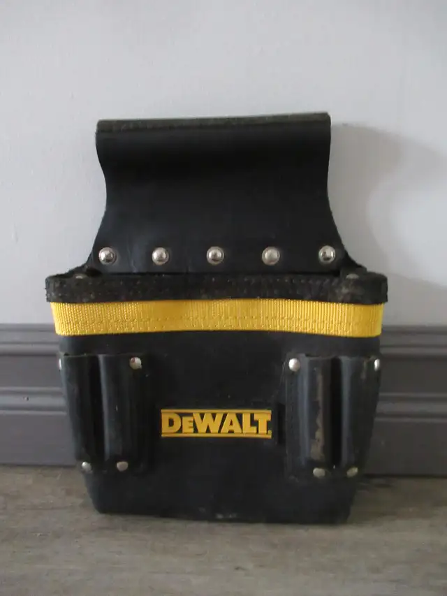 DeWalt Leather Tool Pouch, 5 Pockets in Tool Storage & Benches in Brantford - Image 2