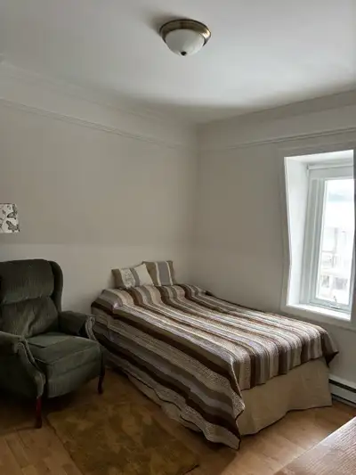 Près Chantier, Davie, hôpital, traversier. Tranquille, très propre, n-fumeur. Wifi, meublés.