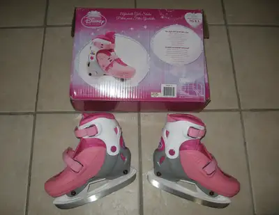 Patins ajustables pour fillette de grandeur J13 jusqu'à 2.5 (US). Ils ont été utilisés qu'une seule...