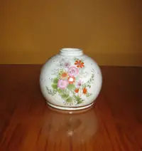 Petit vase fleuri.