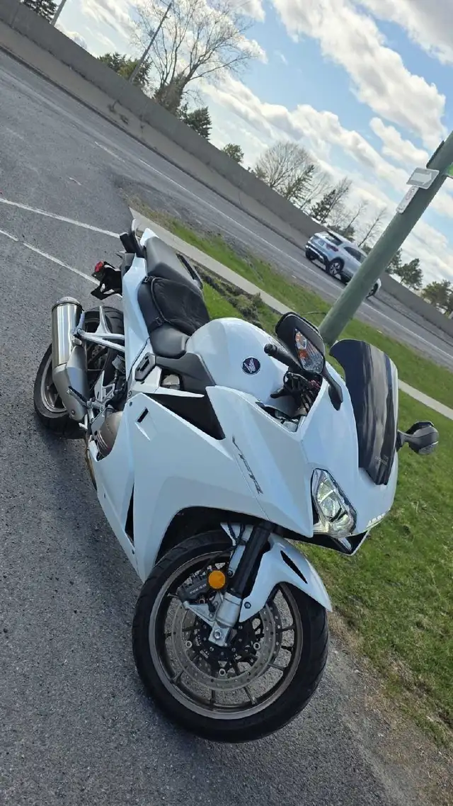 Honda VFR 2015 Deluxe in Sport Touring in City of Montréal - Image 3