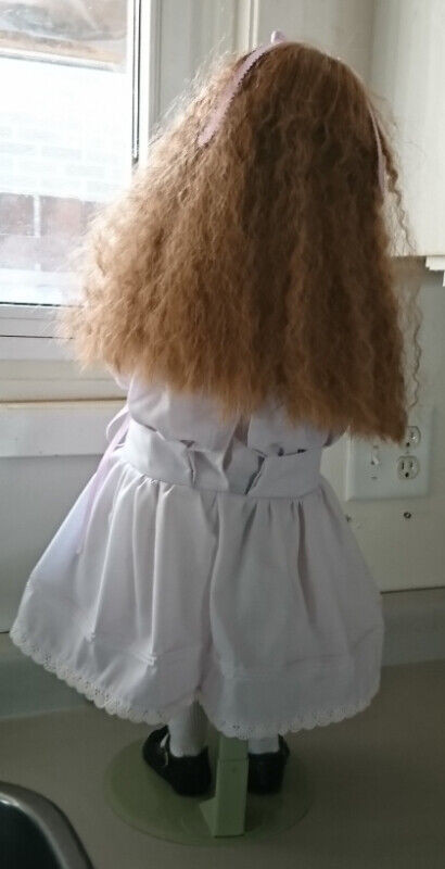 Vintage  Beautiful Porcelain Doll Light Purple Dress  Long Hair in Arts & Collectibles in Oshawa / Durham Region - Image 4