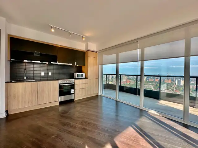 3 Bedroom 2 Bathroom Corner Unit – Stunning City View in Condos for Sale in City of Toronto - Image 16
