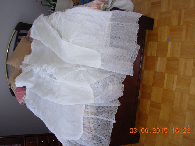 Set 4 pieces d'edredon/bedspread blanc oeuillet,rideaux dans Literie  à Longueuil/Rive Sud - Image 4