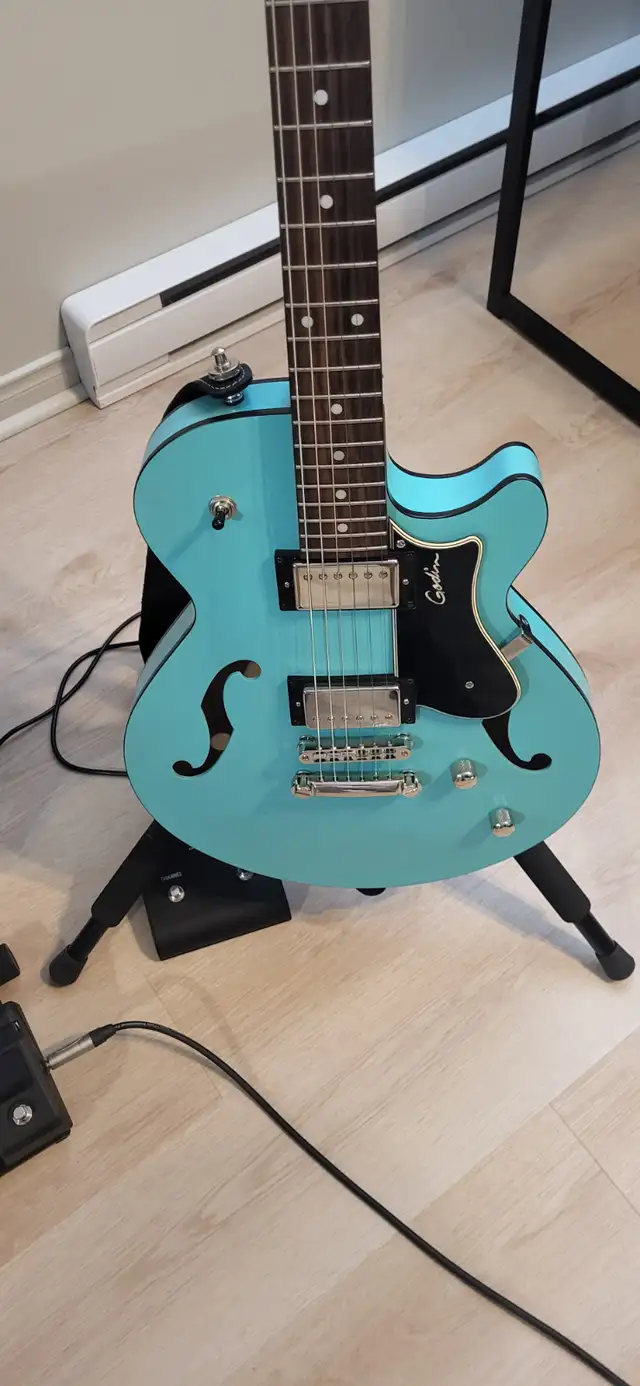 Guitare Godin Montréal Première Laguna blue in Guitars in Laval / North Shore - Image 2