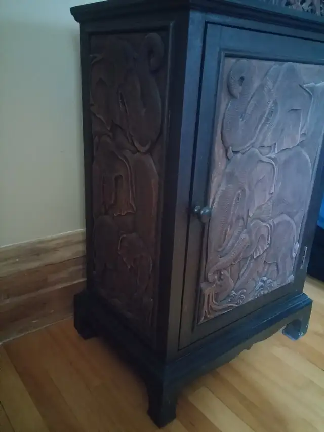 A pair of elephant end tables in Coffee Tables in Ottawa - Image 4