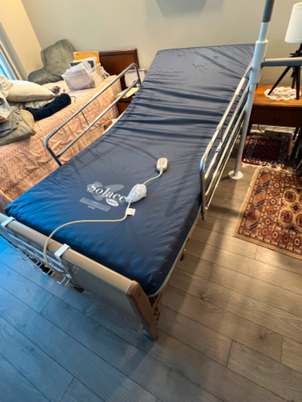 Electric hospital bed, in excellent condition for sale in Beds & Mattresses in City of Toronto - Image 2