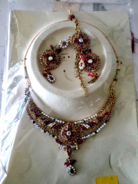 Set of bindi necklace earrings