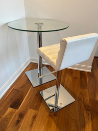 Glass table with stool / Table de verre avec tabouret 